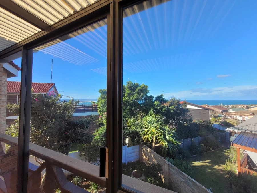 To Let 4 Bedroom Property for Rent in Wavecrest Eastern Cape